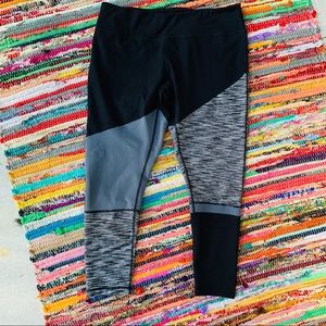 🖤 Zella Black, Gray and White Cropped Leggings